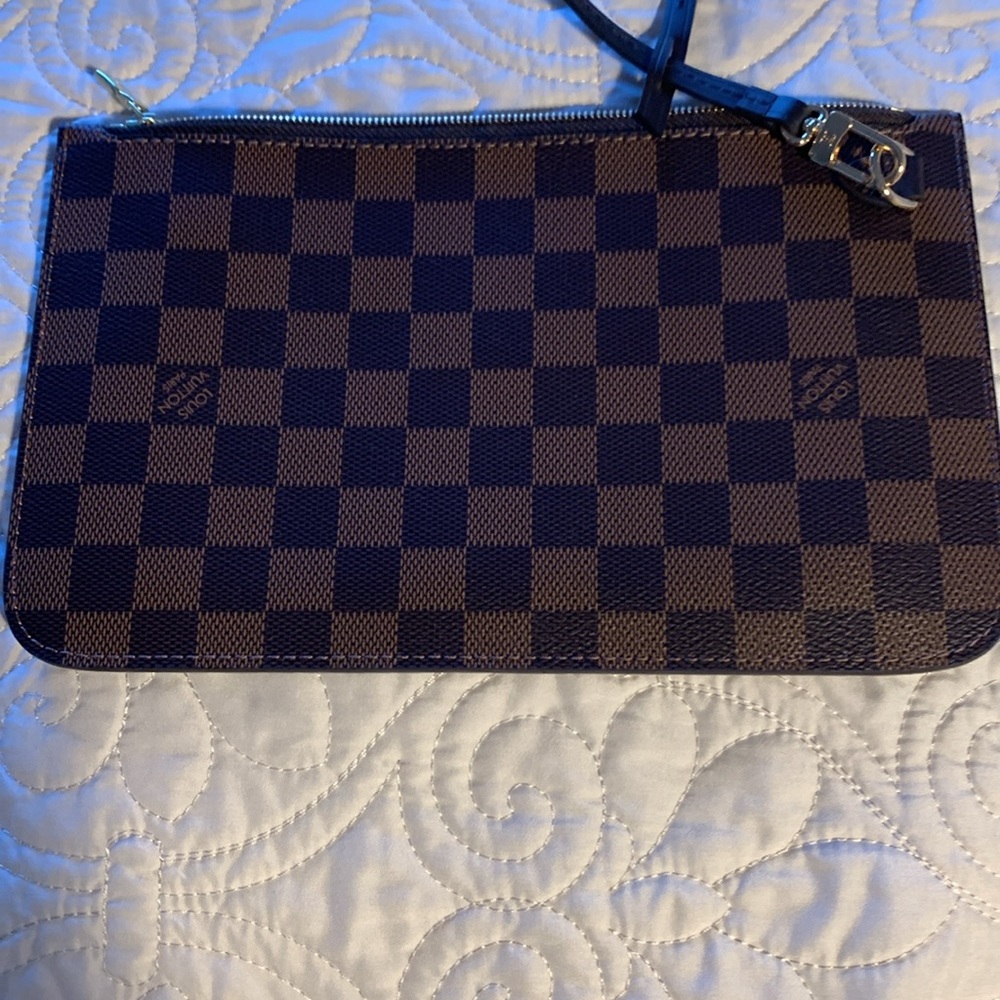 Louis Vuitton pouch - Picture 11 of 11